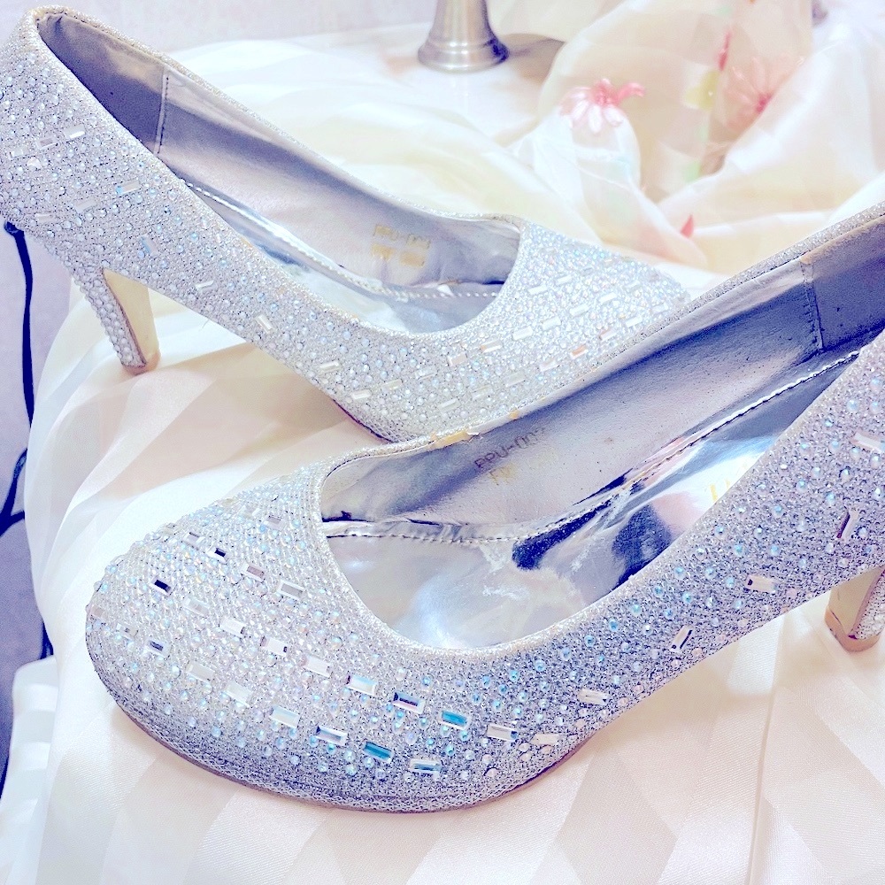 Silver high heel woman’s shoes. Adorned with mesh and Rhinestones size 8